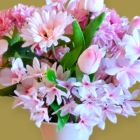 Lila Witte Tulpenvaas met Roze Kunstbloemen - Afbeelding 2