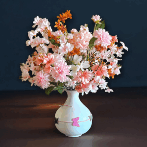Kunstbloemen in Vlindervaas