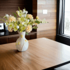Tulpenvaas Sunny met Geel Witte Kunstbloemen (inclusief vaas) - Afbeelding 3