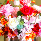 Tafelstuk met Gemengde Kunstbloemen in Gouden Schaal - Afbeelding 2
