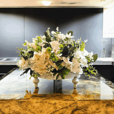 Landelijk Wit Rond Tafelstuk in Houten Schaal Klassiek & Elegant