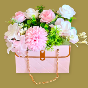 Kunstbloemen Decoratie in een klein tasje.