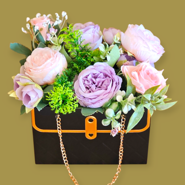 Kunstbloemen Decoratie in een klein tasje.