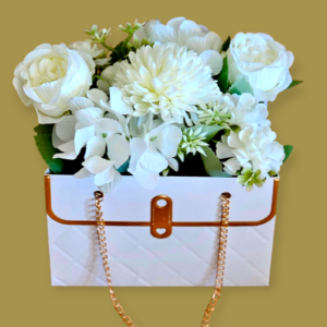 Kunstbloemen Decoratie in een klein tasje.