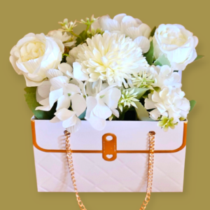 Kunstbloemen Decoratie in een klein tasje.