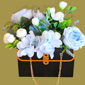 Kunstbloemen Decoratie in een klein tasje.