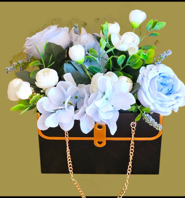 Kunstbloemen Decoratie in een klein tasje.
