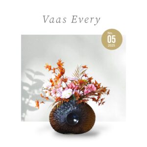 Complete vaas met Kunstbloemen in Diepbruine Vaas van Glas