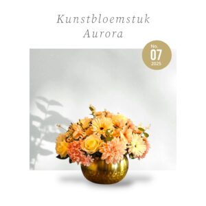Romantisch Rond Tafelstuk: Witte en Roze Bloemen in een Gouden Schaal
