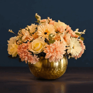 Romantisch Rond Kunstbloemstuk: Witte en Roze Bloemen in een Gouden Schaal