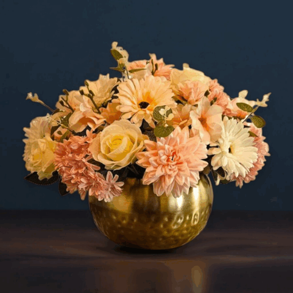Romantisch Rond Kunstbloemstuk: Witte en Roze Bloemen in een Gouden Schaal