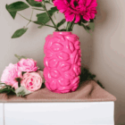 Felroze Vaas met Kusjes - 27 cm | Statement Design met Karakter - Afbeelding 2