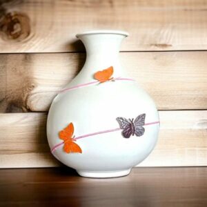 Witte vaas met vlinders - handgeschilderde vlinders - 30 cm hoog
