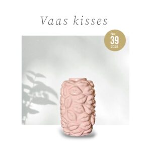 Lichtroze Vaas met Kusjes - 27 cm | Speels & Stijlvol Design