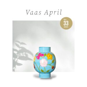 Lichtblauwe Glazen Vaas met Gekleurde Bloemen - 27 cm | Colmore