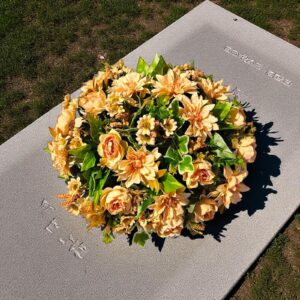 Rouwstuk Noa - Rond rouwstuk kunstbloemen